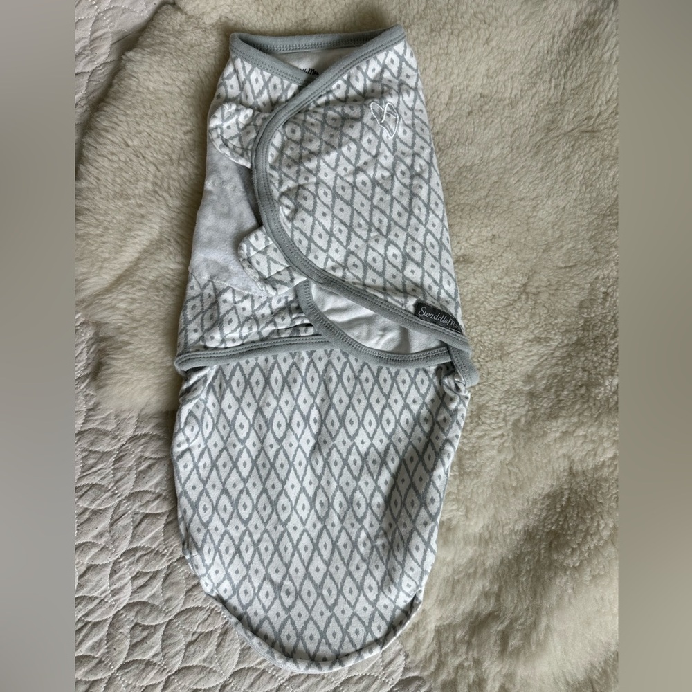 Swaddle Me Swaddle, gray & white, zip bottom